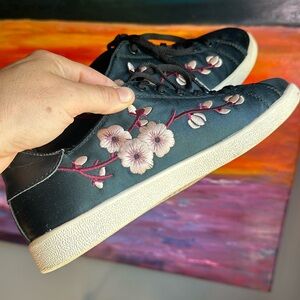 Uterqüe / Navy blue (very dark navy blue) embroidered satin sneakers
